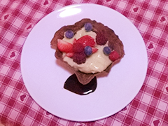COPPETTE DI FARINA DI CASTAGNE CON CREMA PASTICCERA E FRUTTI DI BOSCO